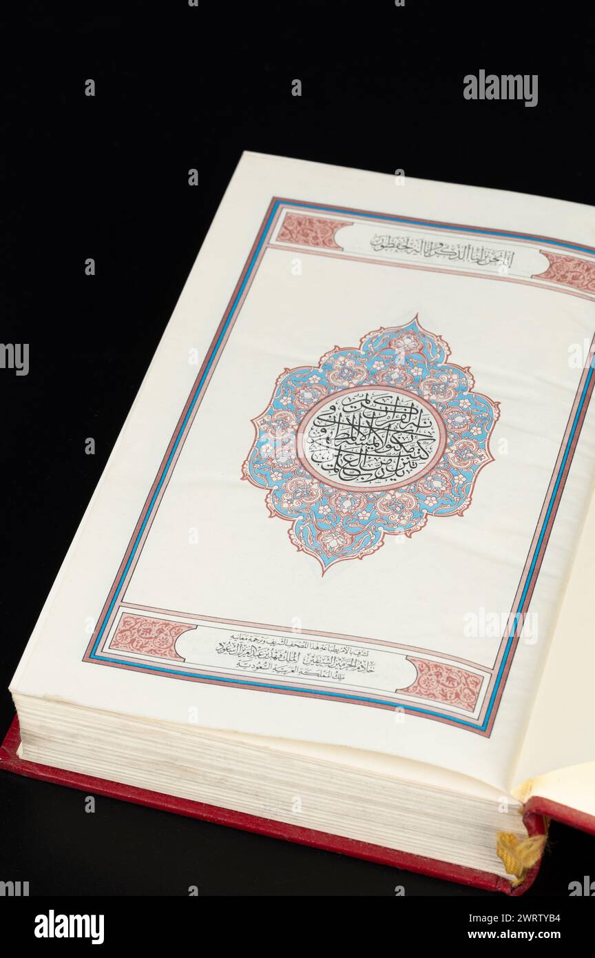 Nahaufnahme der Anfangsseite im Koranbuch auf schwarzem Studiohintergrund Stockfoto