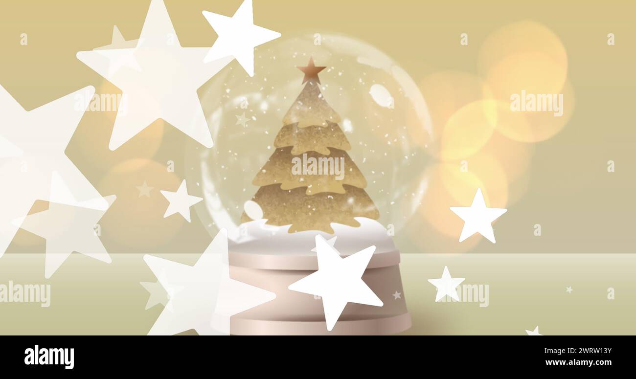 Bild von Lichtflecken und Sternen über der Schneekugel mit weihnachtsbaum Stockfoto