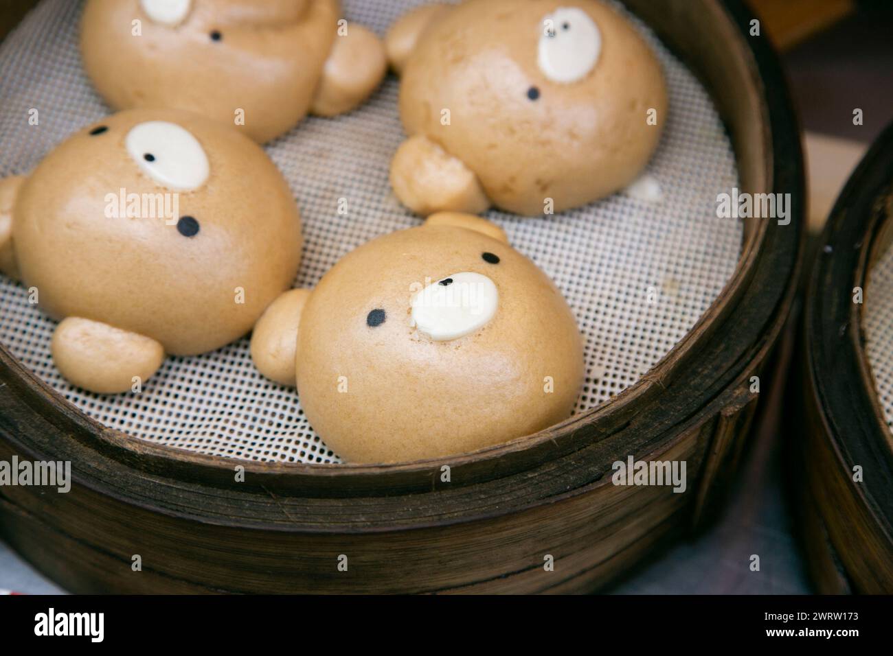 Bambusschüssel mit chinesischem Dampf, Brötchen, Panda-man- und Butachan-man-Knödeln, kochen an einem Stand in Chinatown, Kobe Stockfoto