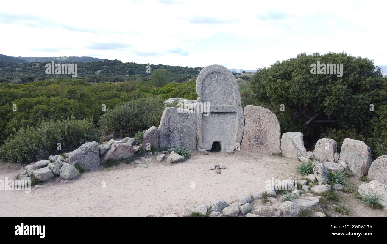 Riesen-Grab von S'Ena e Thomes, erbaut während der Bronzezeit von der Nuragic-Zivilisation Doragli, Sardinien, Italien Stockfoto