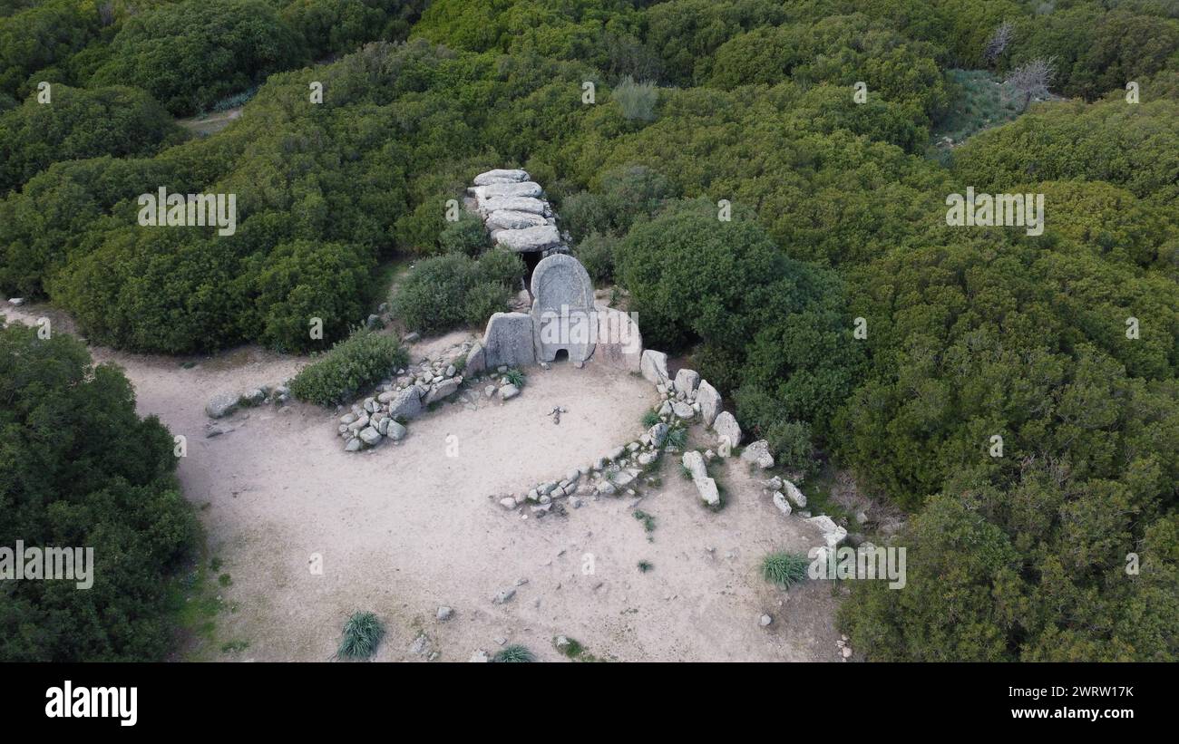 Riesen-Grab von S'Ena e Thomes, erbaut während der Bronzezeit von der Nuragic-Zivilisation Doragli, Sardinien, Italien Stockfoto