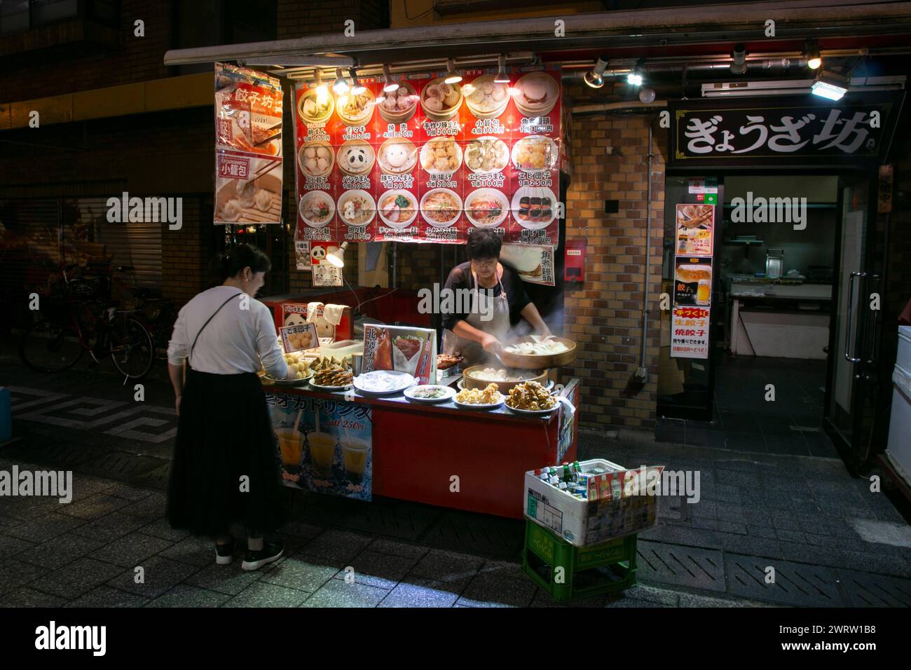 Kobe, Japan; 10. Oktober 2023: Nankinmachi (南京町) ist ein kompaktes Chinatown im Zentrum von Kobe mit zahlreichen Street Food Ständen und Restaurants. Stockfoto