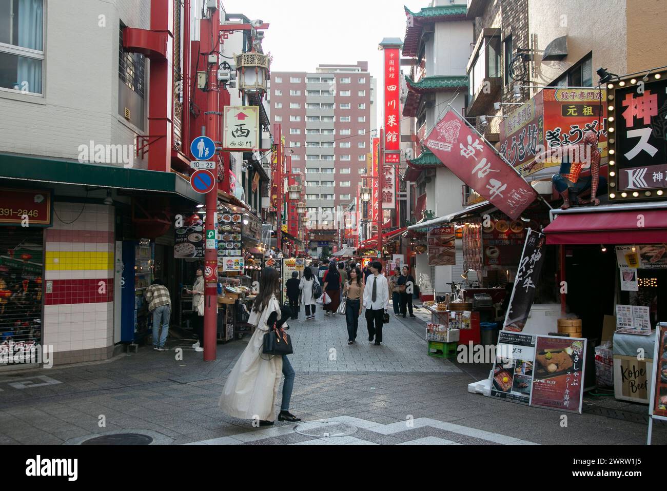 Kobe, Japan; 10. Oktober 2023: Nankinmachi (南京町) ist ein kompaktes Chinatown im Zentrum von Kobe mit zahlreichen Street Food Ständen und Restaurants. Stockfoto