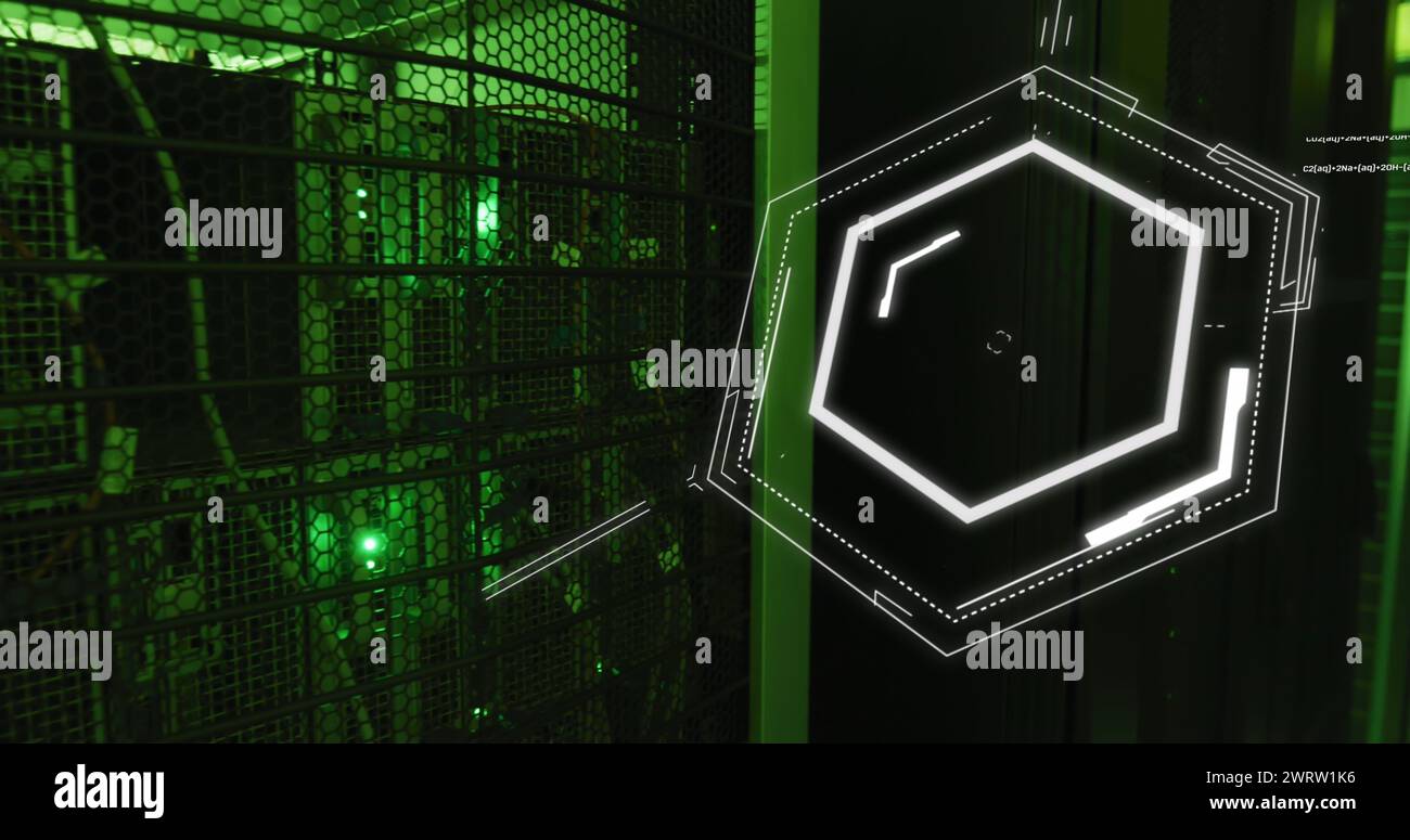 Bild von chemischen Strukturen, die gegen den Serverraum des Computers schweben Stockfoto