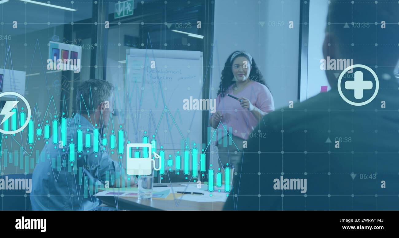 Bild von Symbolen, Diagrammen, wechselnden Zahlen, verschiedenen Kollegen, die im Büro Ideen austauschen Stockfoto