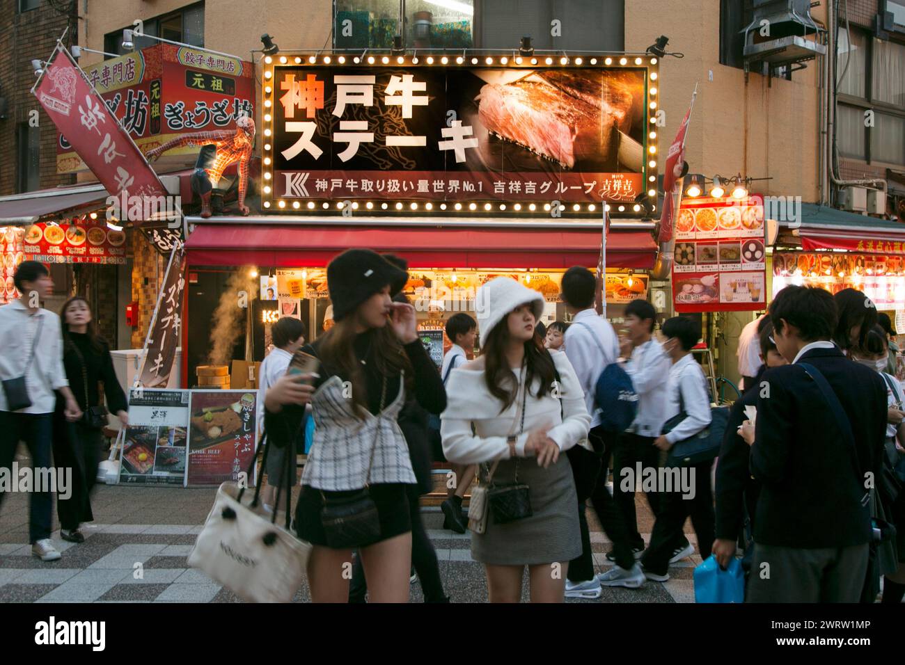 Kobe, Japan; 10. Oktober 2023: Kobe Fleischrestaurant in Nankinmachi (南京町), Chinatown im Zentrum von Kobe, voll von Street Food Ständen und Restaurants. Stockfoto