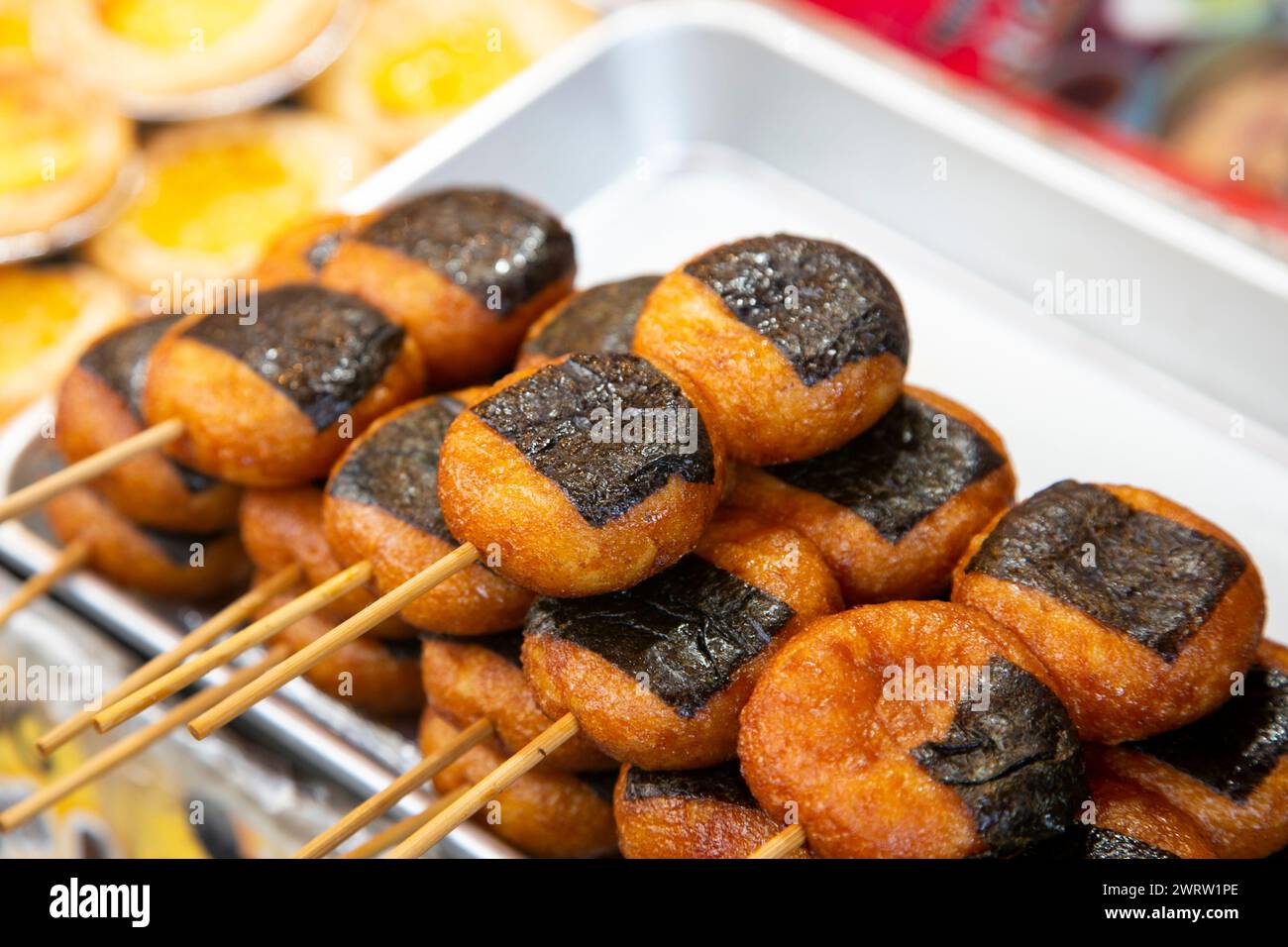 Frittierte Spieße Chinesisches Street Food im Nankin-machi Viertel in Kobe, Japan. Stockfoto