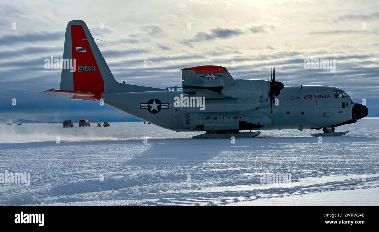 Ein LC-130 Hercules, der dem 109. Airlift-Flügel der New York Air National Guard zugeordnet ist, befindet sich auf der Eispiste in der Nähe des Hauptbetriebs der Vereinigten Staaten Stockfoto