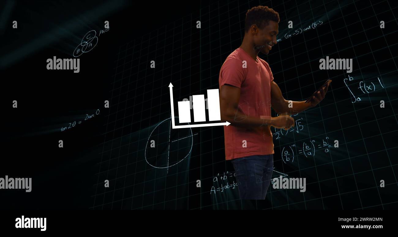 Bild der Datenverarbeitung und mathematischen Gleichungen über dem Menschen mit Tablette Stockfoto