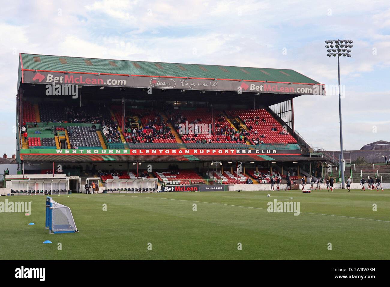 BetMcLean Oval, Belfast, Nordirland, Großbritannien. August 2023. Sports Direct Premiership – Glentoran gegen Larne. Das Oval, Heimstadion des Glentoran Football Club. Stockfoto