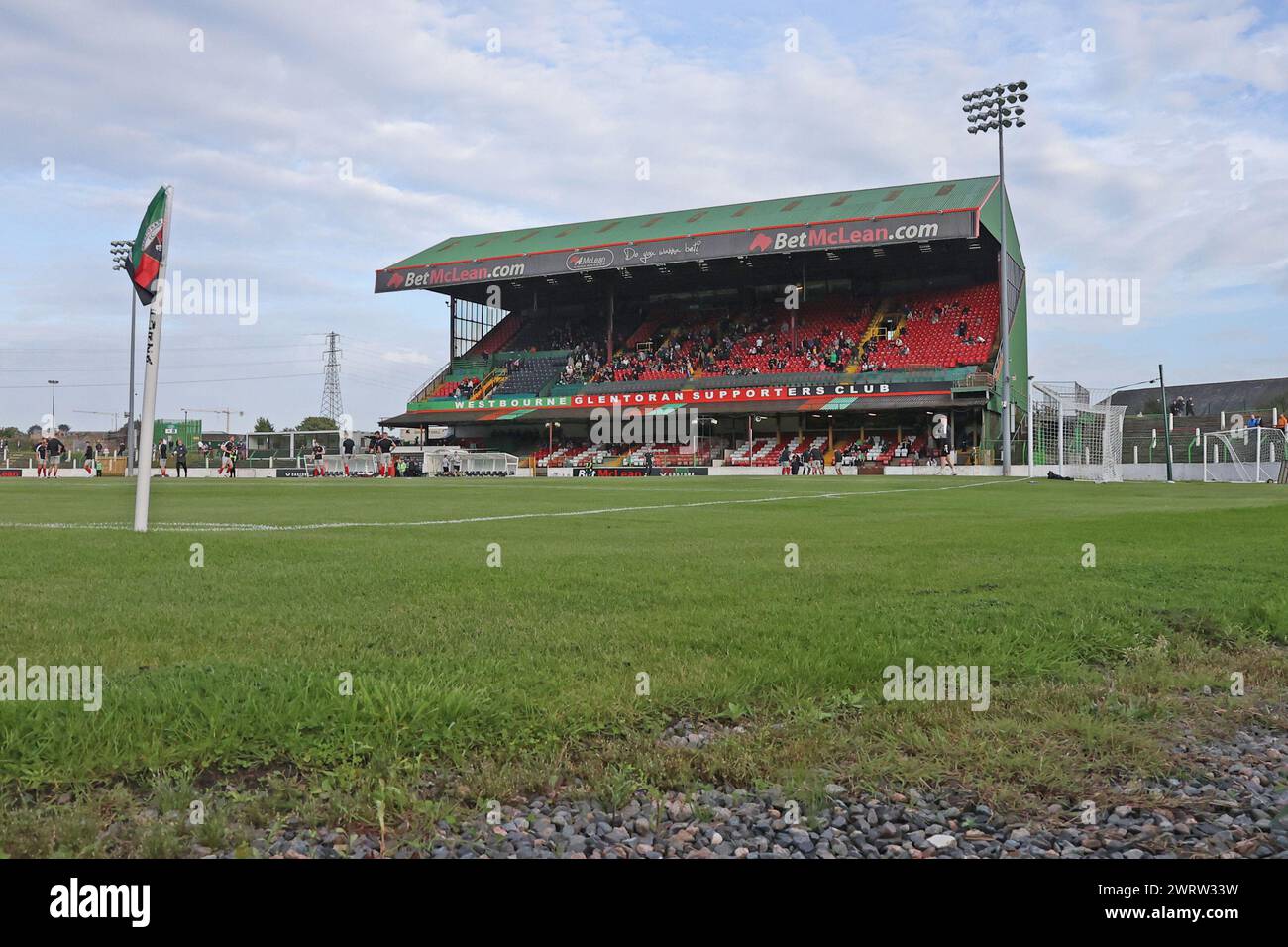 BetMcLean Oval, Belfast, Nordirland, Großbritannien. August 2023. Sports Direct Premiership – Glentoran gegen Larne. Das Oval, Heimstadion des Glentoran Football Club. Stockfoto