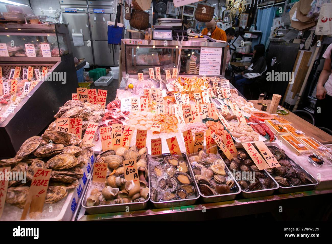 Kyoto, Japan; 10. Oktober 2023: Der Nishiki-Markt ist ein überfülltes Restaurant und ein reichhaltiges Speisenangebot, das sich in Kyoto befindet. Stockfoto