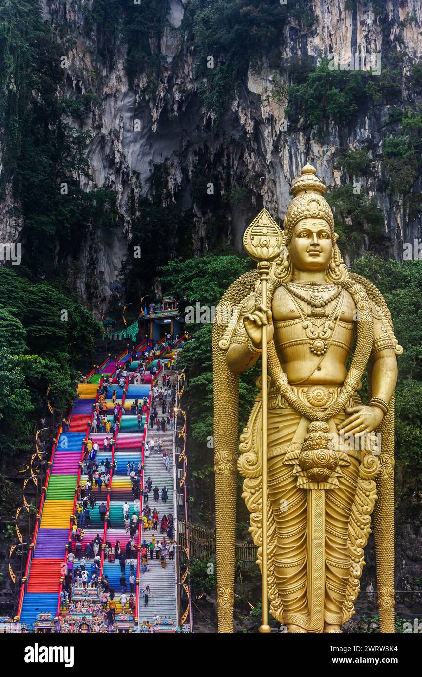 Batu-Höhlen, Kuala Lumpur, Malaysia - 24. Januar 2023 : Batu-Höhlen, Hindu-Tempel mit bunten Treppen. Batu Caves ist auch als Murugan-Tempel bekannt Stockfoto