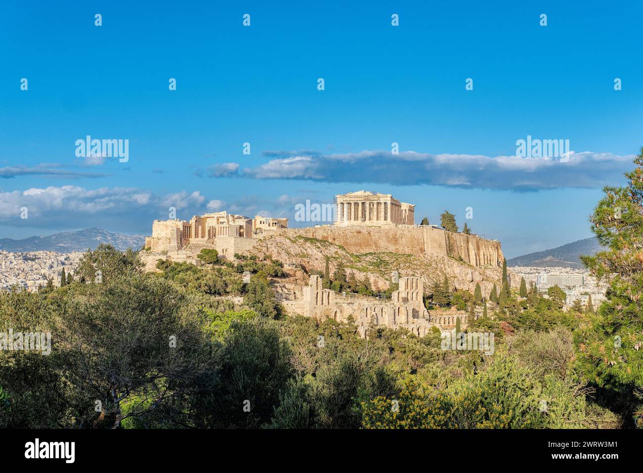 Athen, Griechenland - 2. März 2024: Akropolis mit Parthenon und Herodion-Theater. Blick vom Hügel von Philopappou Stockfoto