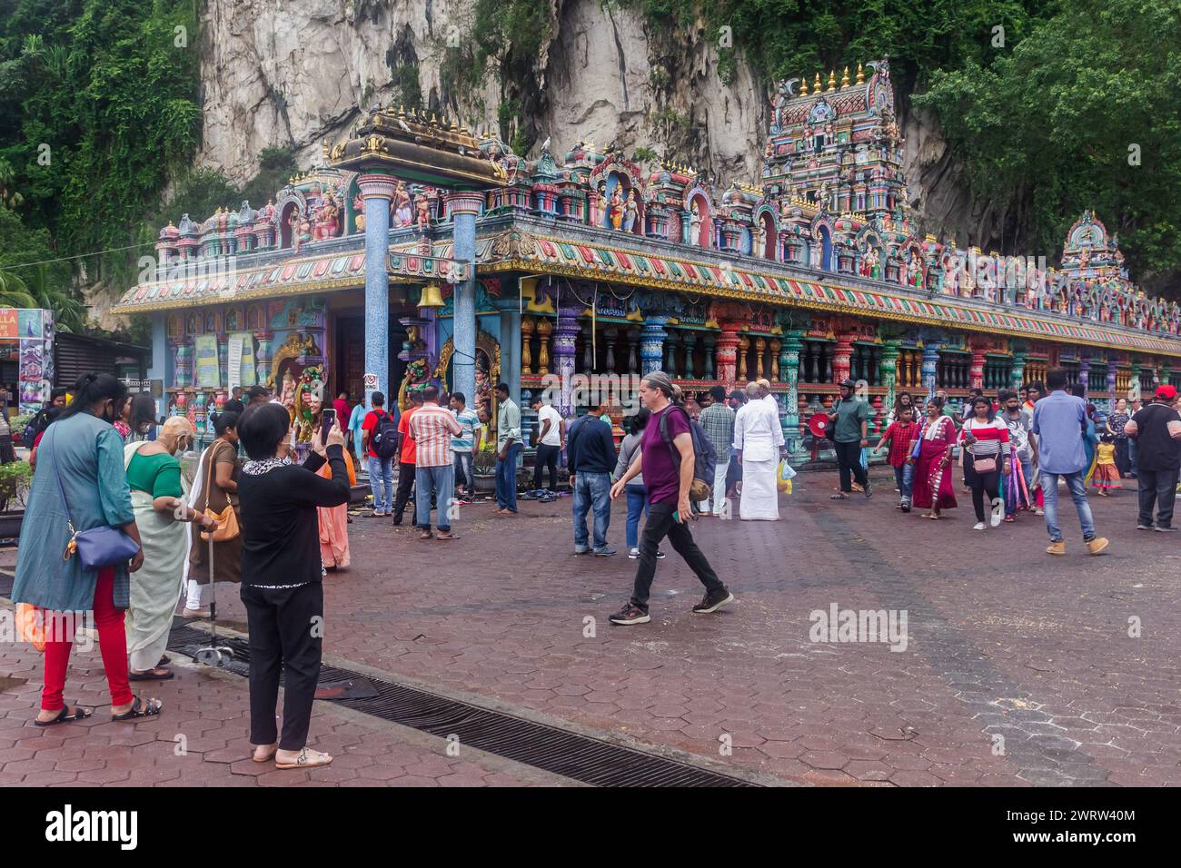 Batu-Höhlen, Kuala Lumpur, Malaysia - 24. Januar 2023 : Batu-Höhlen, Hindu-Tempel mit bunten Treppen. Batu Caves ist auch als Murugan-Tempel bekannt Stockfoto