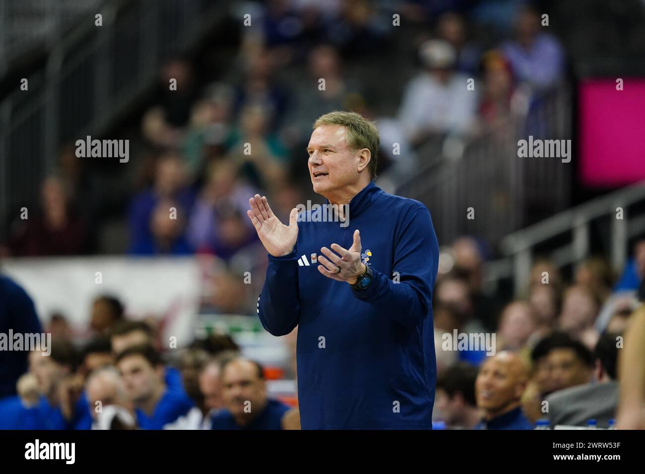 13. MÄRZ 2024: Kansas-Trainer Bill Self ermutigt sein Team, ohne ihre beiden Top-Spieler gegen Cincinnati beim Big 12 Championship Tournament im T-Mobile Center in Kansas City, Missouri zu spielen. Jon Robichaud/CSM. (Foto: © Jon Robichaud/Cal Sport Media) Stockfoto