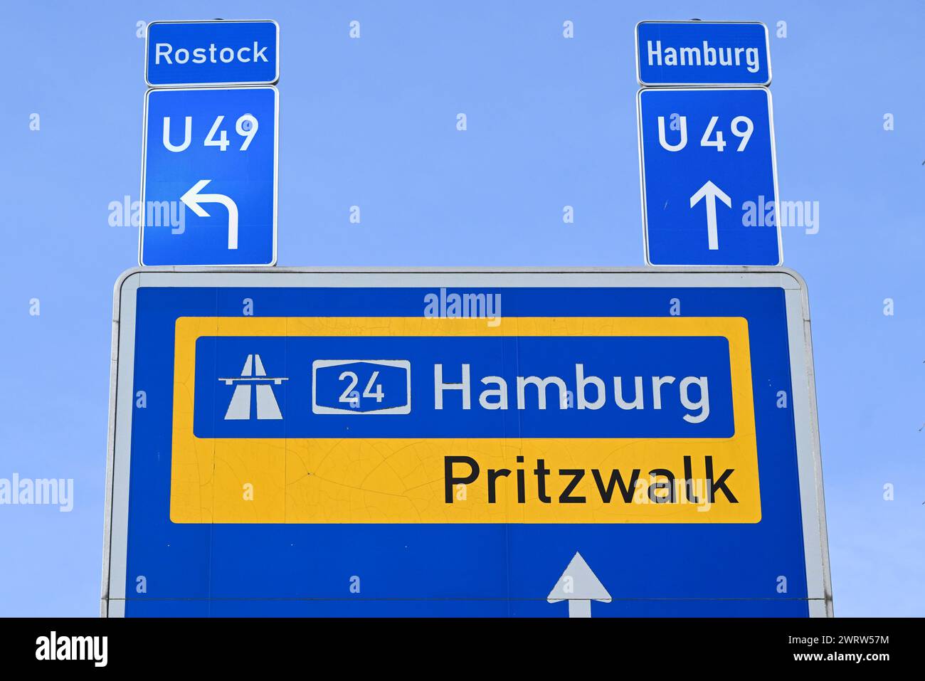 13. März 2024, Brandenburg, Wittstock/Dosse: Wegweiser zur Autobahn A24 nach Hamburg. Die Autobahn A24 verbindet Hamburg und Berlin, die beiden größten Städte Deutschlands. Der gesamte Abschnitt der A24 ist Teil der europäischen Route 26. Foto: Jens Kalaene/dpa Stockfoto