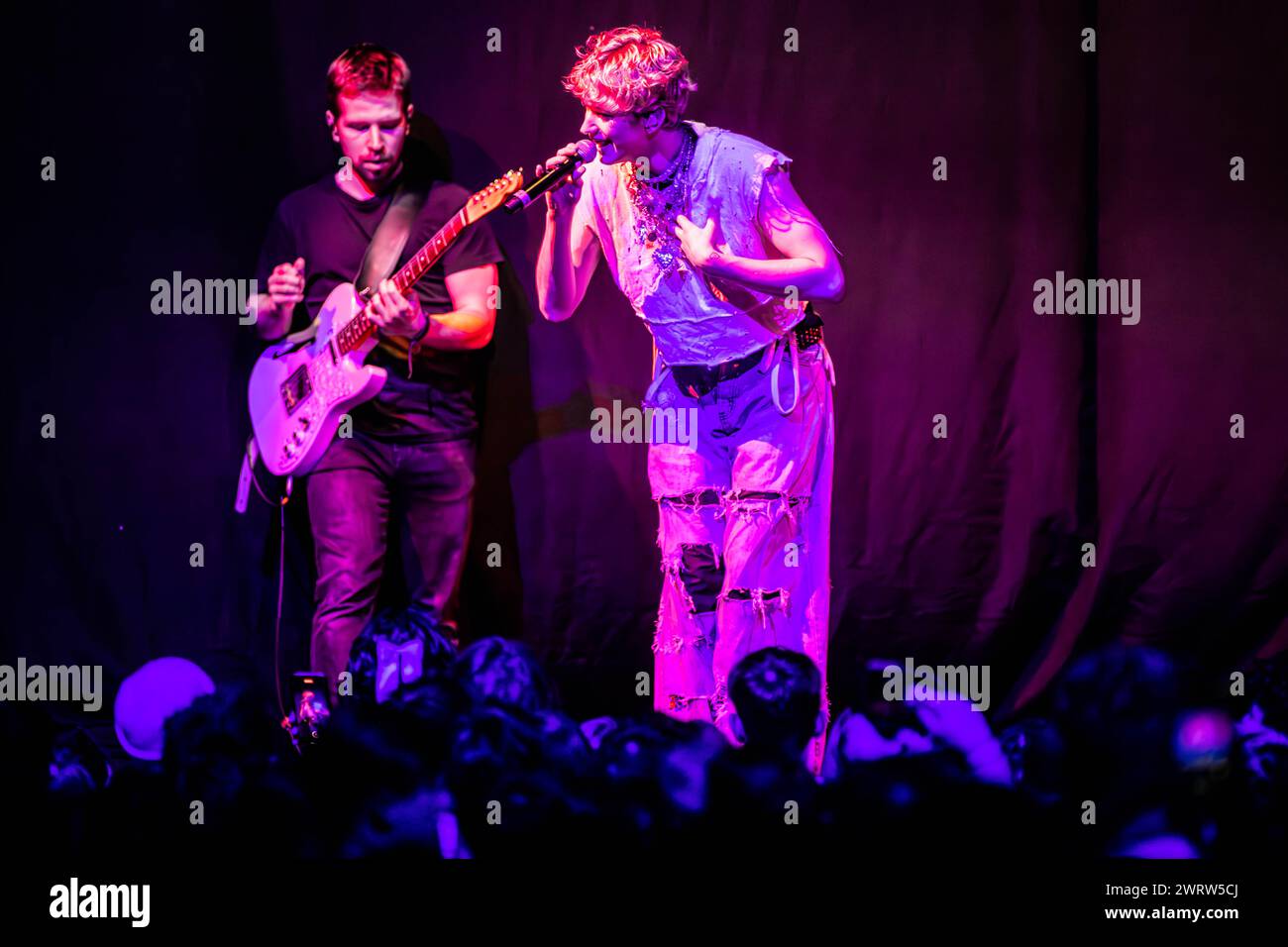 Mailand Italien. März 2024. Der polnische Sänger und Songwriter Jan Rozmanowski, bekannt als JANN, tritt live auf der Bühne bei Fabrique auf und eröffnet die Show von Madison Beer. Stockfoto
