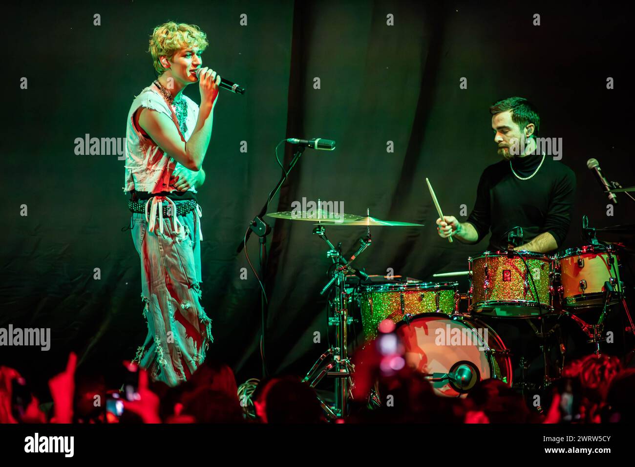 Mailand Italien. März 2024. Der polnische Sänger und Songwriter Jan Rozmanowski, bekannt als JANN, tritt live auf der Bühne bei Fabrique auf und eröffnet die Show von Madison Beer. Stockfoto