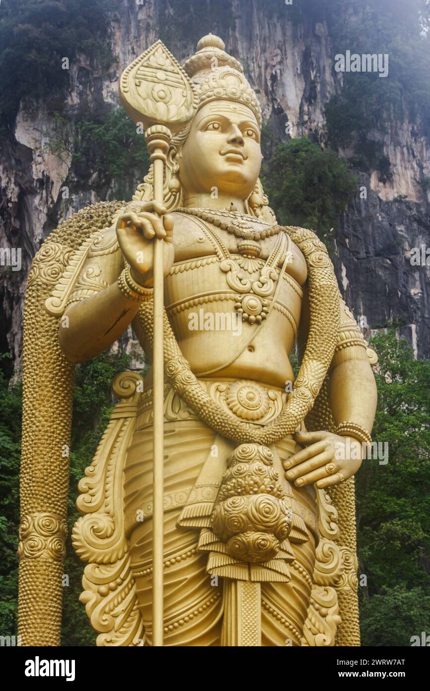 Lord Murugan mit Vel in Batu Caves, Murugan Temple. Große goldene Murugan-Statue in den Batu-Höhlen, die beliebteste Touristenattraktion in Malaysia. Stockfoto