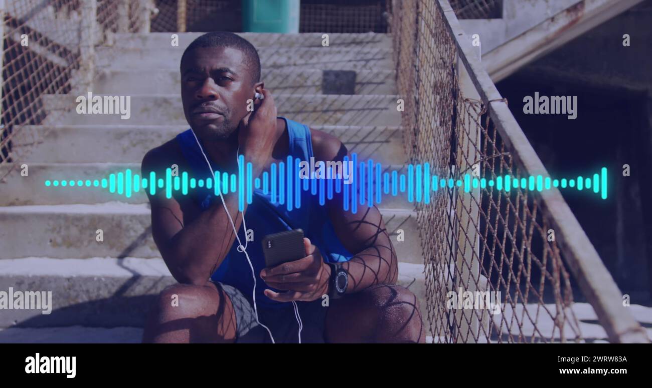 Bild der Schallwelle über einem afroamerikanischen Mann in der Trainingspause mit Ohrhörern mit Smartphone Stockfoto