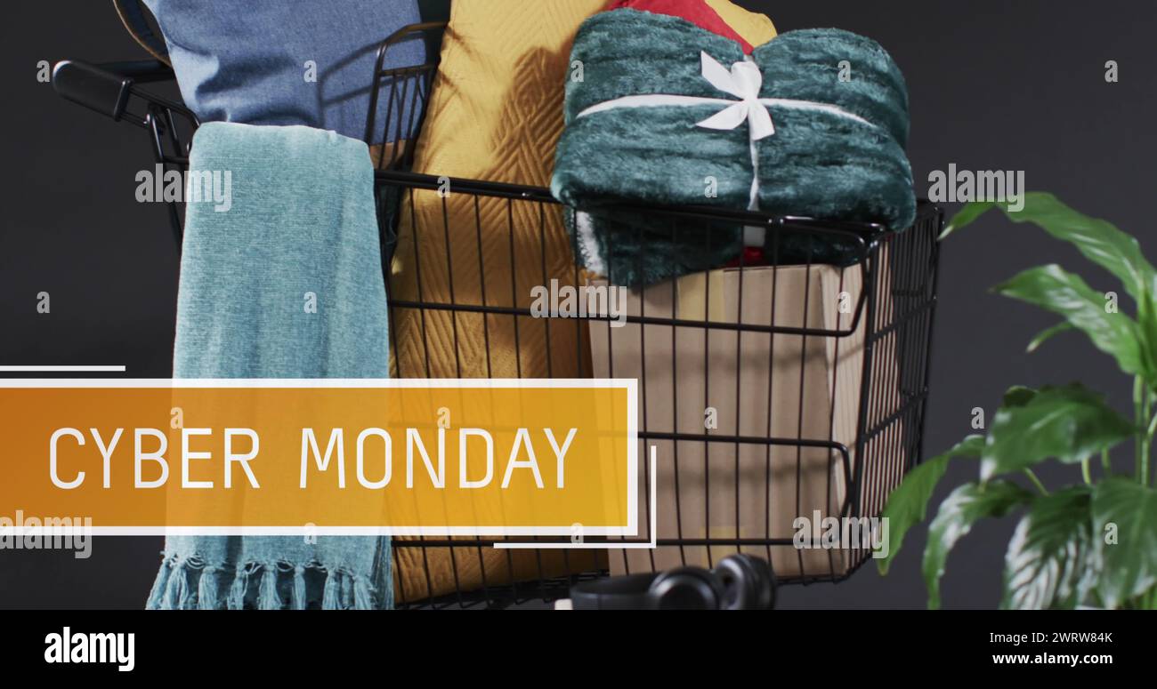 Bild: Text am Cyber monday über Geschenken im Trolley Stockfoto