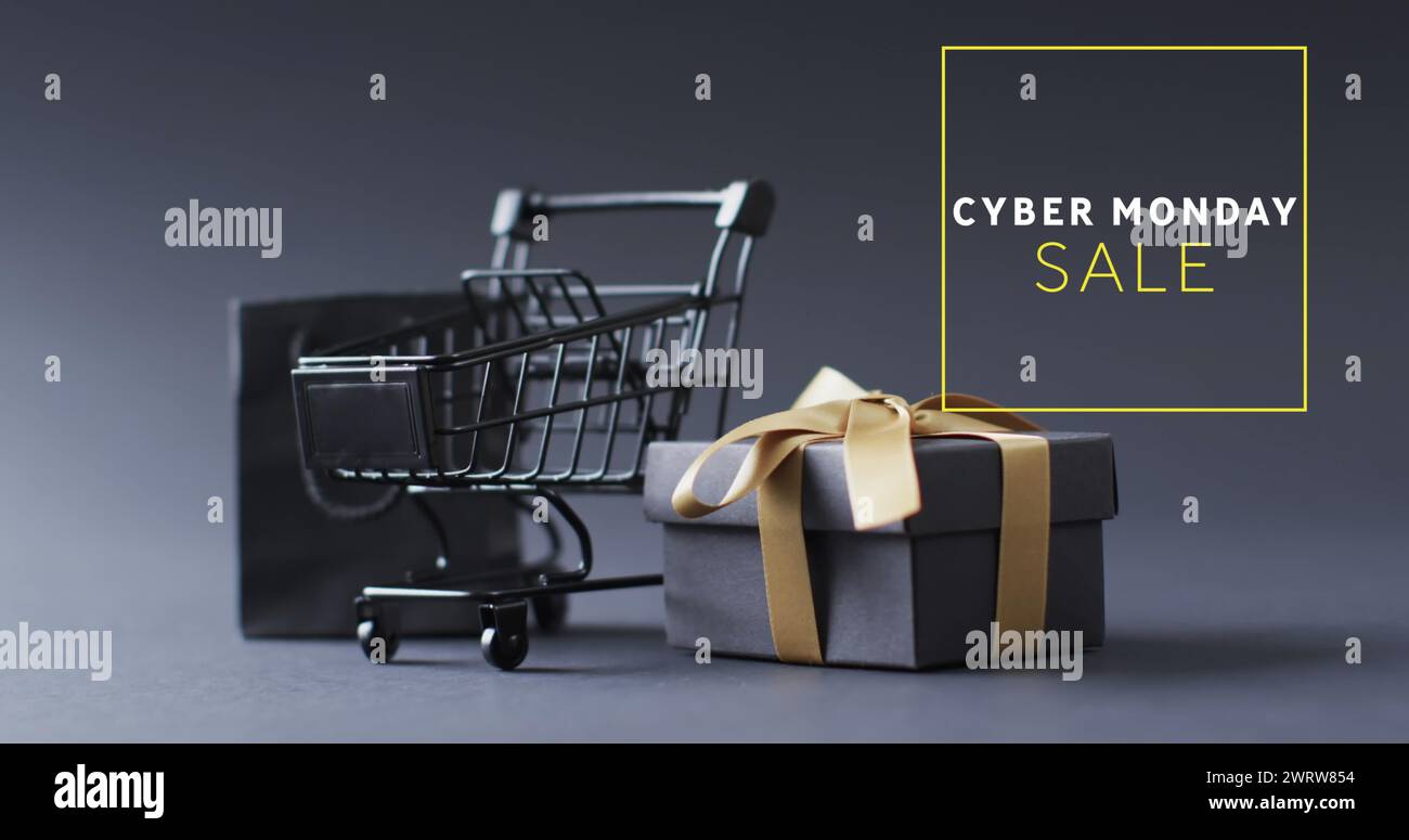 Bild: Verkaufstext für Cyber monday über Einkaufswagen und Geschenken Stockfoto