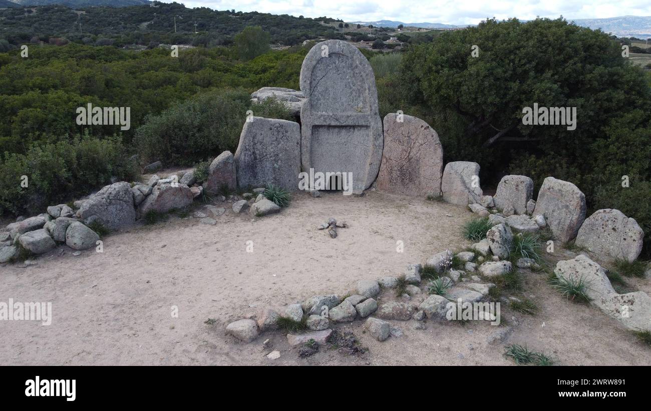 Riesen-Grab von S'Ena e Thomes, erbaut während der Bronzezeit von der Nuragic-Zivilisation Doragli, Sardinien, Italien Stockfoto