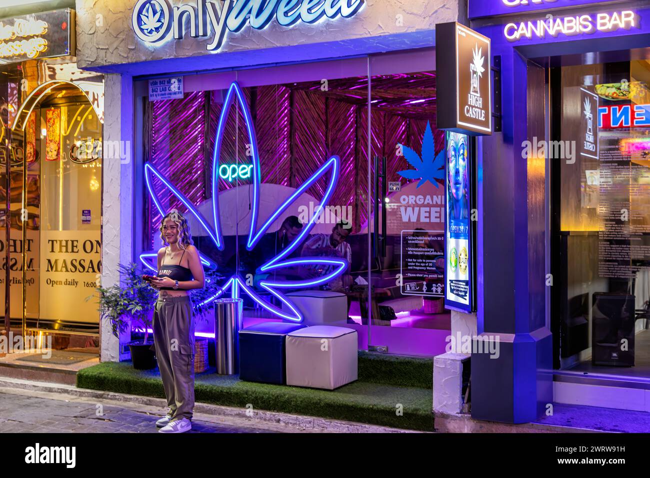 Legales Unkrautgeschäft, das Cannabis in der Pattaya Walking Street, Thailand verkauft Stockfoto