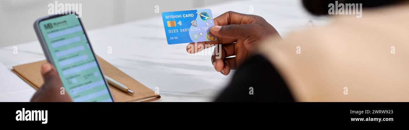 Kopfzeile mit Händen von Black man, die Hypothekarkredite über die mobile Bankanwendung beantragen Stockfoto