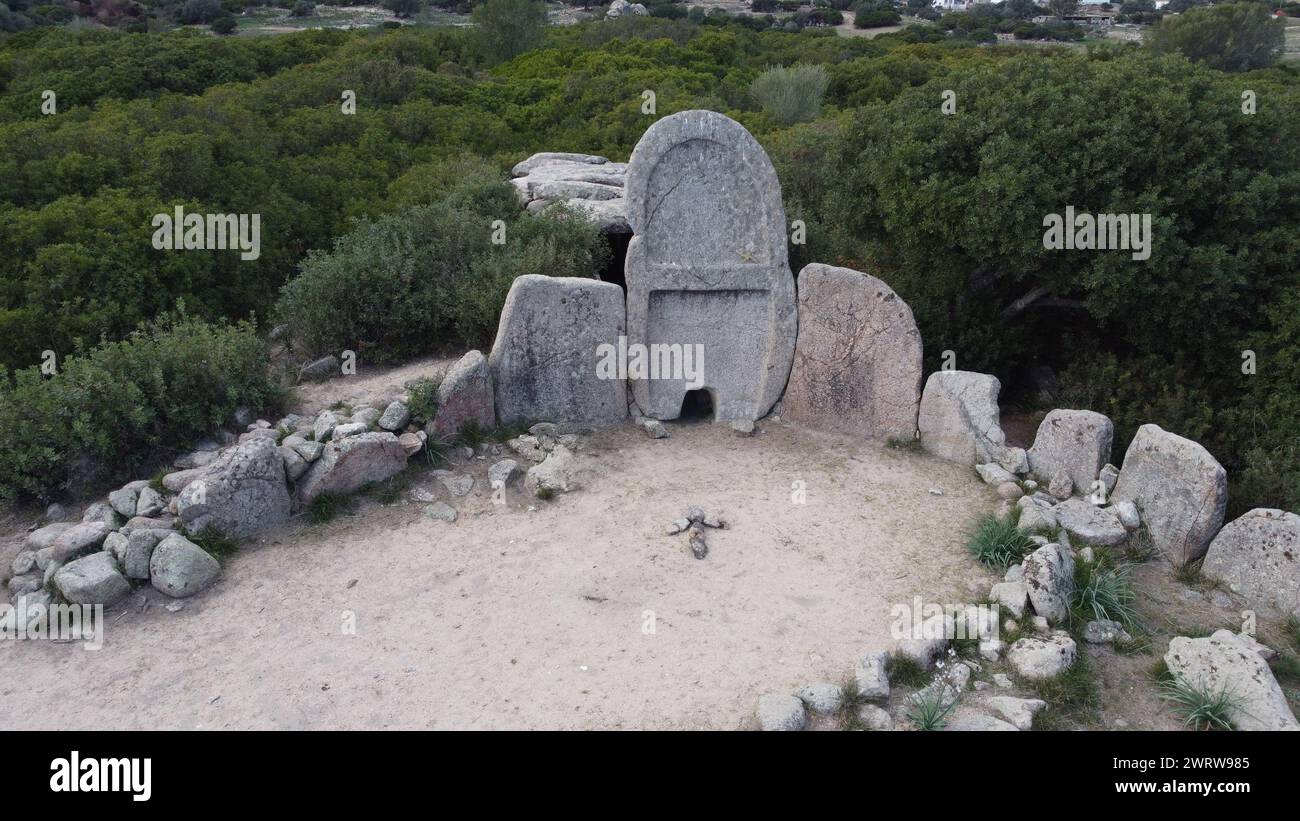 Riesen-Grab von S'Ena e Thomes, erbaut während der Bronzezeit von der Nuragic-Zivilisation Doragli, Sardinien, Italien Stockfoto