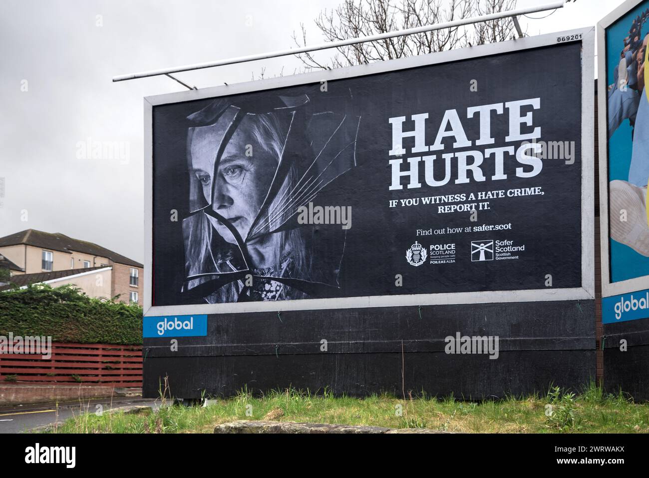 Hate Hurts Billboard, Kampagne von Police Scotland und Safer Scotland Scottish Government, um das öffentliche Bewusstsein für die Auswirkungen von Hassverbrechen zu schärfen. Stockfoto