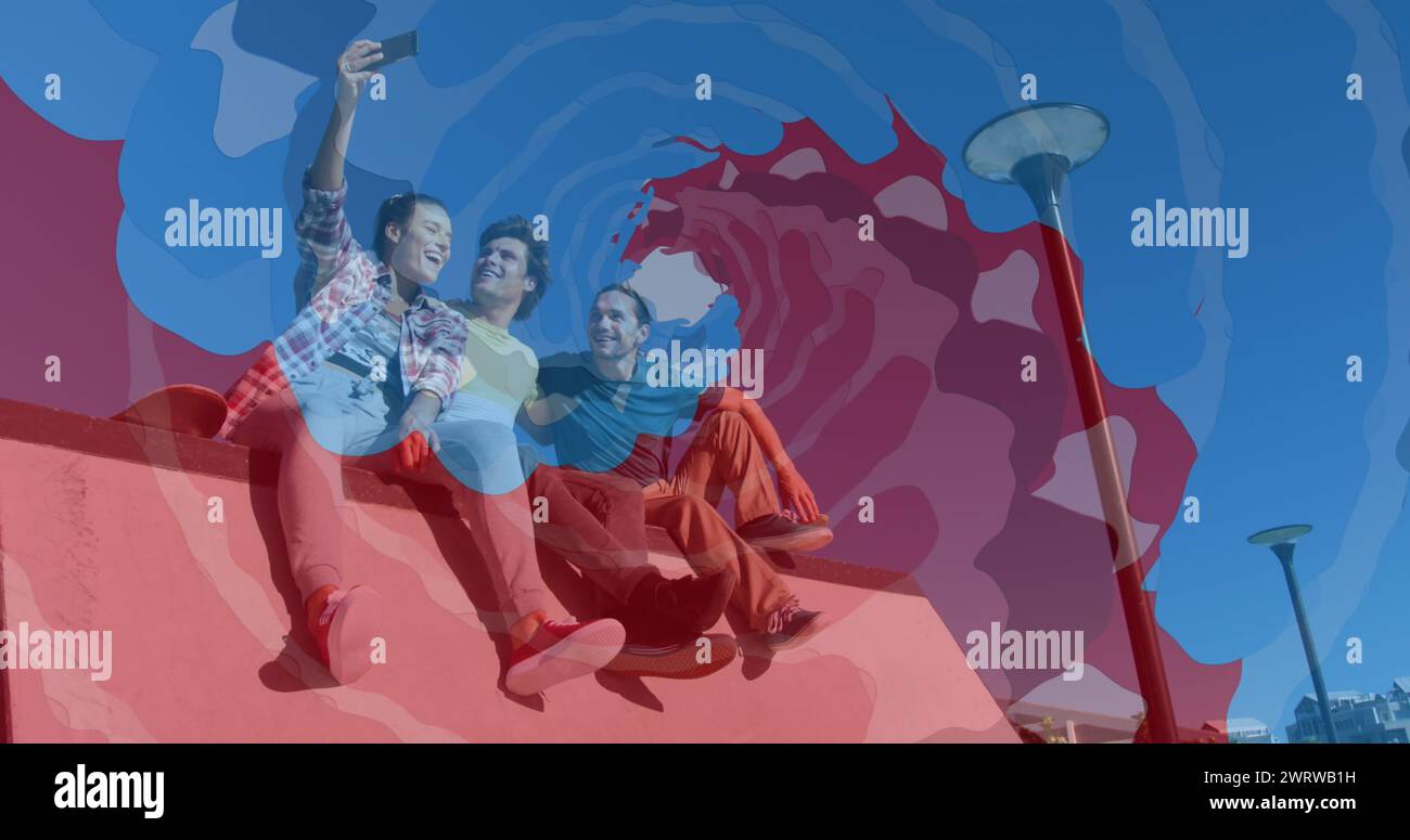 Bild von bunten Formen über lächelnden kaukasischen Freunden Stockfoto