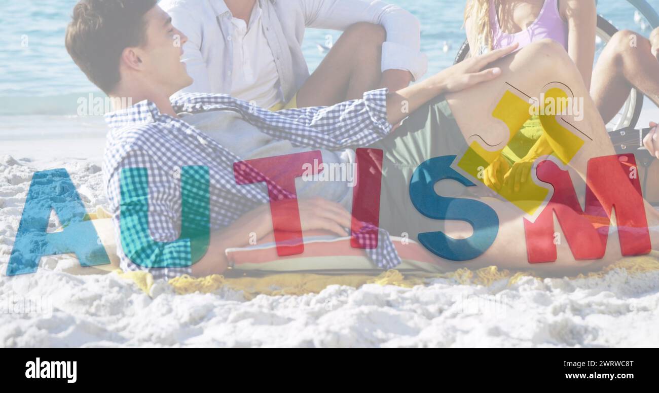 Bild von bunten Puzzleteilen und Autismus-Text über glücklichen Freunden bei der Sommerparty am Strand Stockfoto