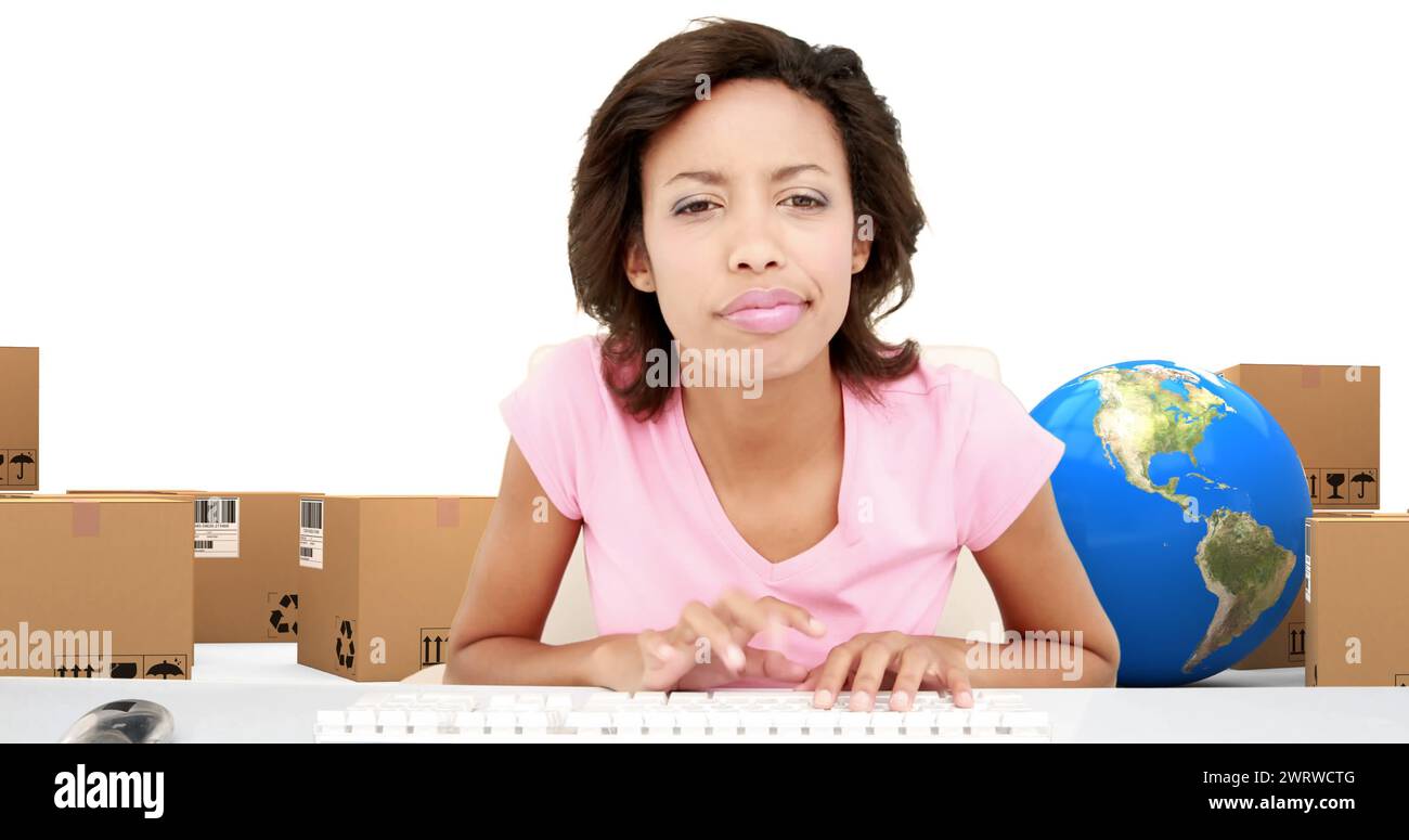 Bild einer Frau, die auf Computertastaturen mit Kugelstapeln von Boxen auf weißem Hintergrund tippt Stockfoto