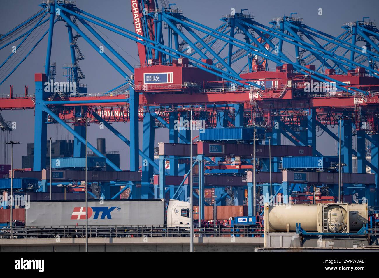 Hafen Hamburg, Waltershofer Hafen, Autobahn A7, Containerschiff, HHLA Containerterminal Burchardkai, Hamburg, Deutschland Stockfoto