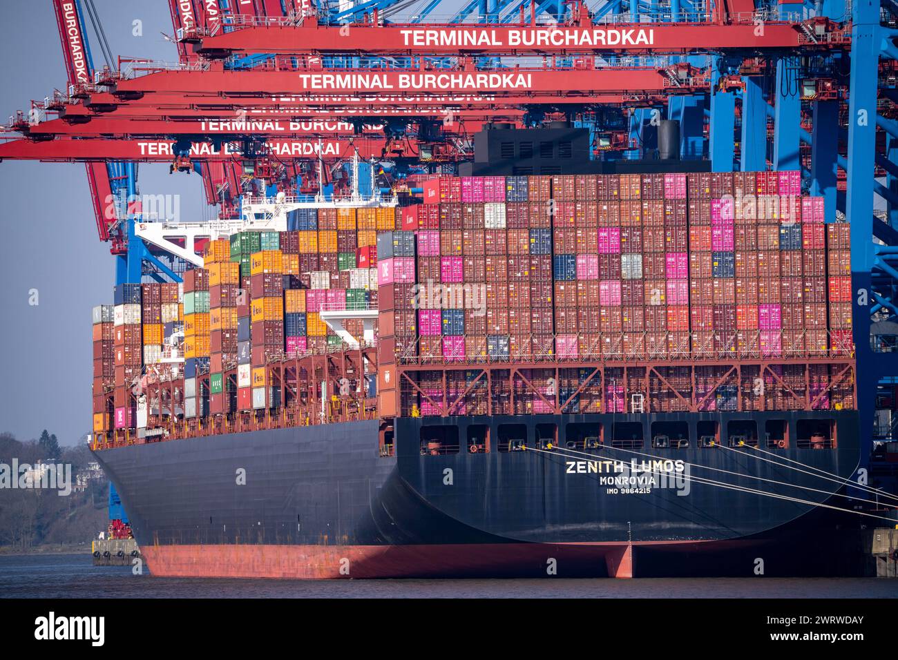 Hafen Hamburg, Waltershofer Hafen, HHLA Containerterminal Burchardkai, Containerfrachter Zenith Lumos, Hamburg, Deutschland Stockfoto