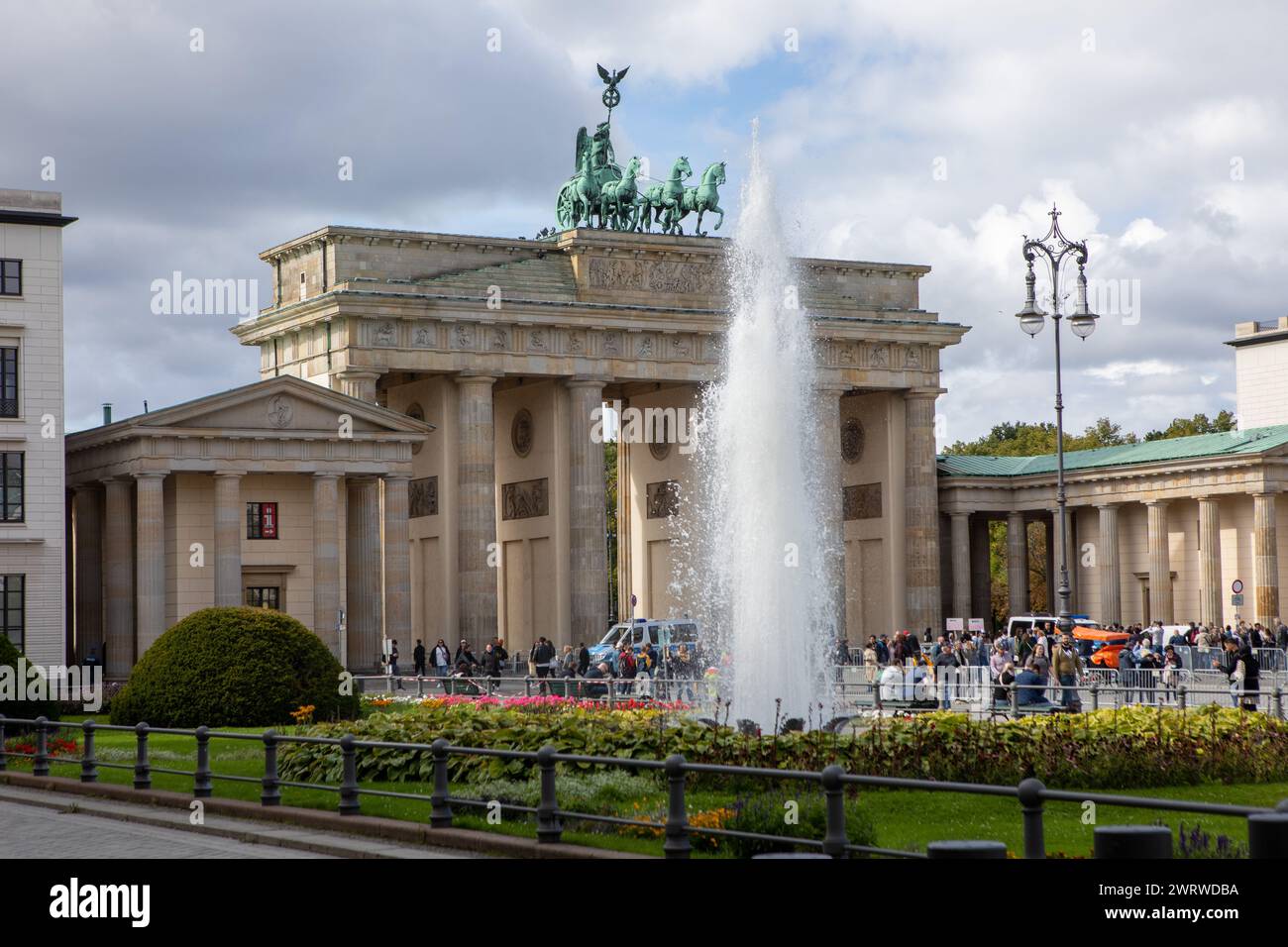 September 2022 - Brandenburger Tor und Wahrzeichen aus dem 18. Jahrhundert mit dorischen Säulen und klassischer Göttin-Statue in Berlin, der Hauptstadt Deutschlands Stockfoto