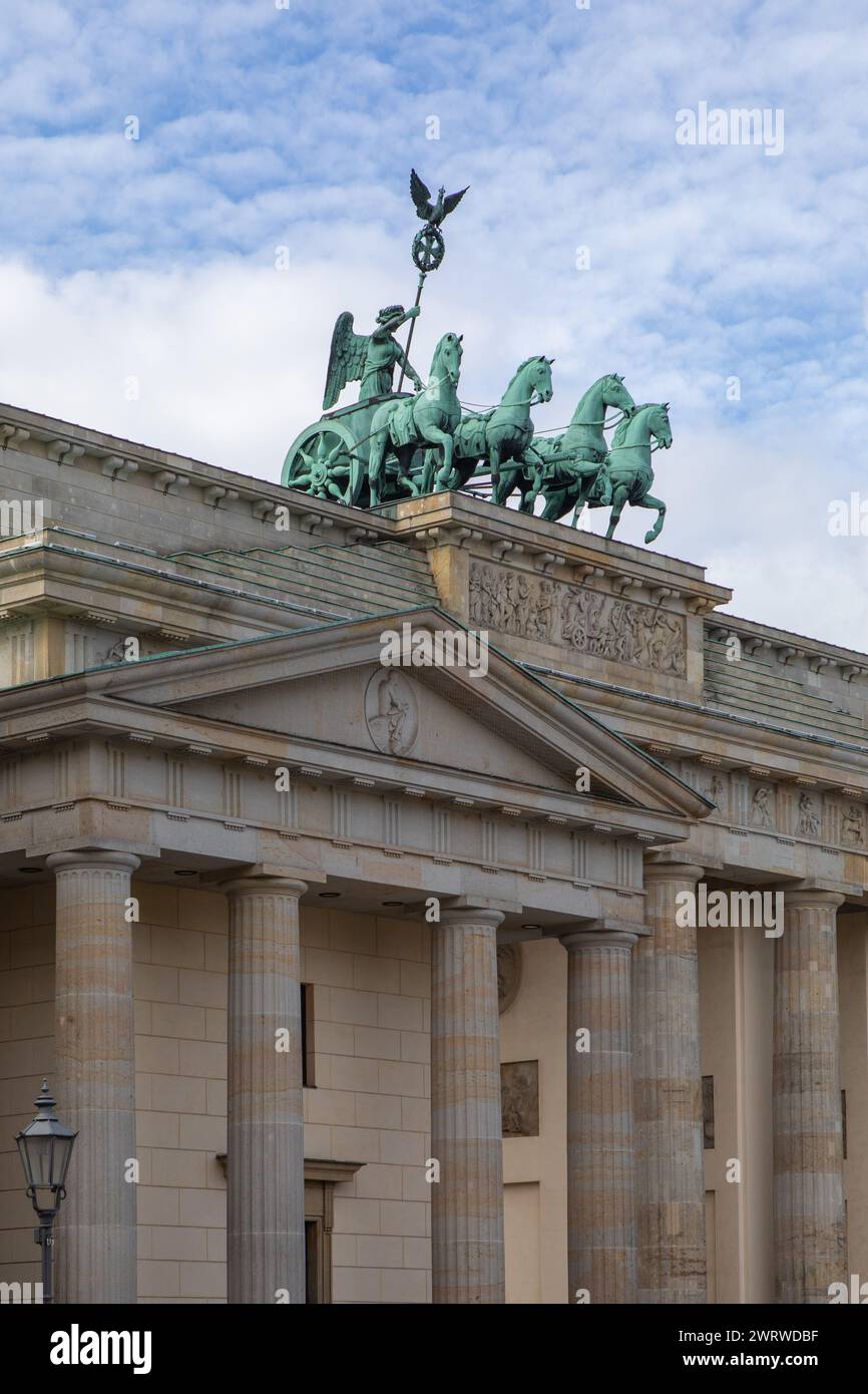 September 2022 - Brandenburger Tor und Wahrzeichen aus dem 18. Jahrhundert mit dorischen Säulen und klassischer Göttin-Statue in Berlin, der Hauptstadt Deutschlands Stockfoto