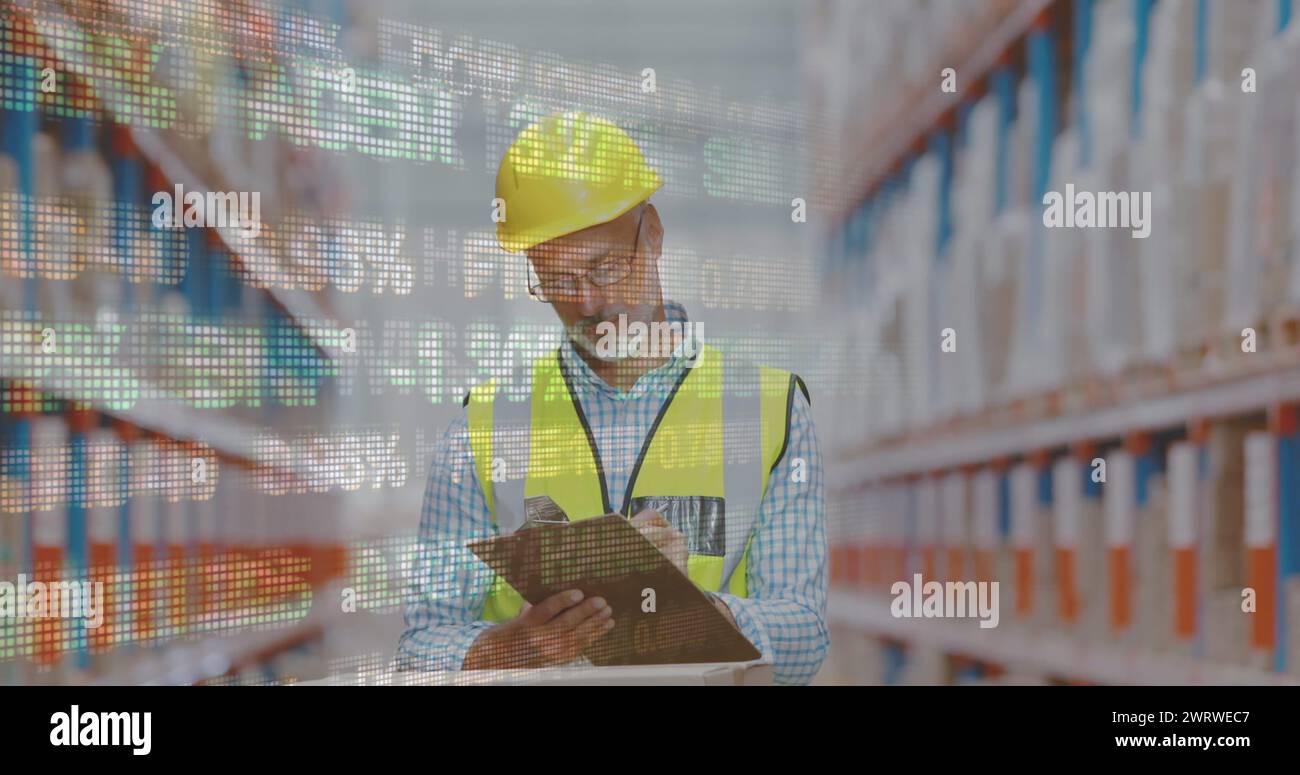 Bild von der Verarbeitung von Finanzdaten über Mitarbeiter im Lager mit birazieller Herkunft Stockfoto