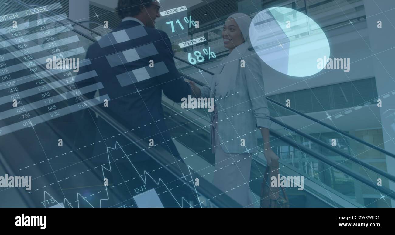 Bild der Datenverarbeitung über verschiedene Geschäftsleute auf Treppen Stockfoto