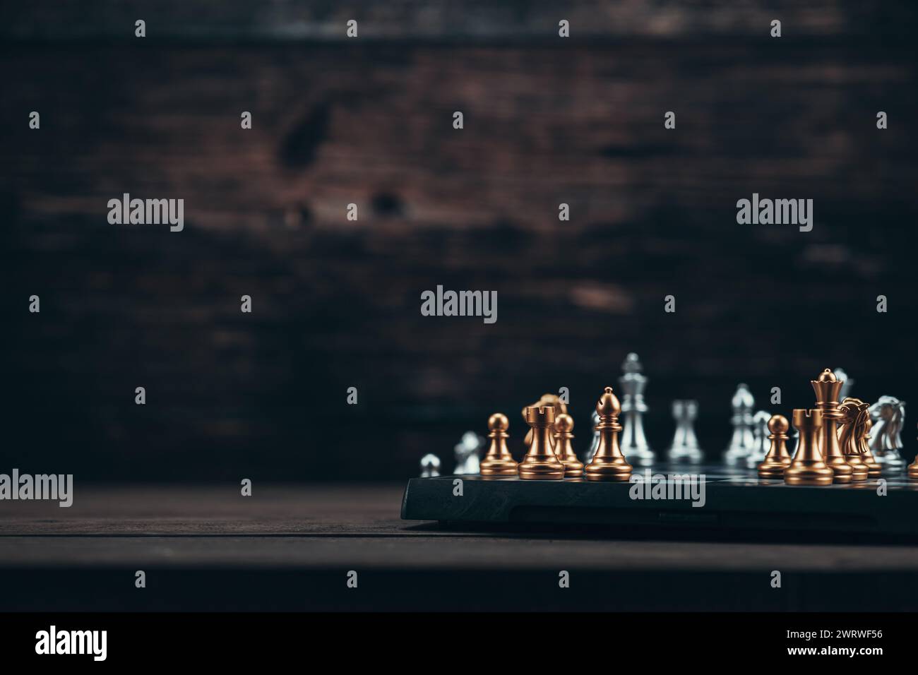 Schachstück im Schachbrettspiel für Ideen, Herausforderung, Führung, Strategie, Geschäft, Erfolg oder abstraktes Konzept. Stockfoto