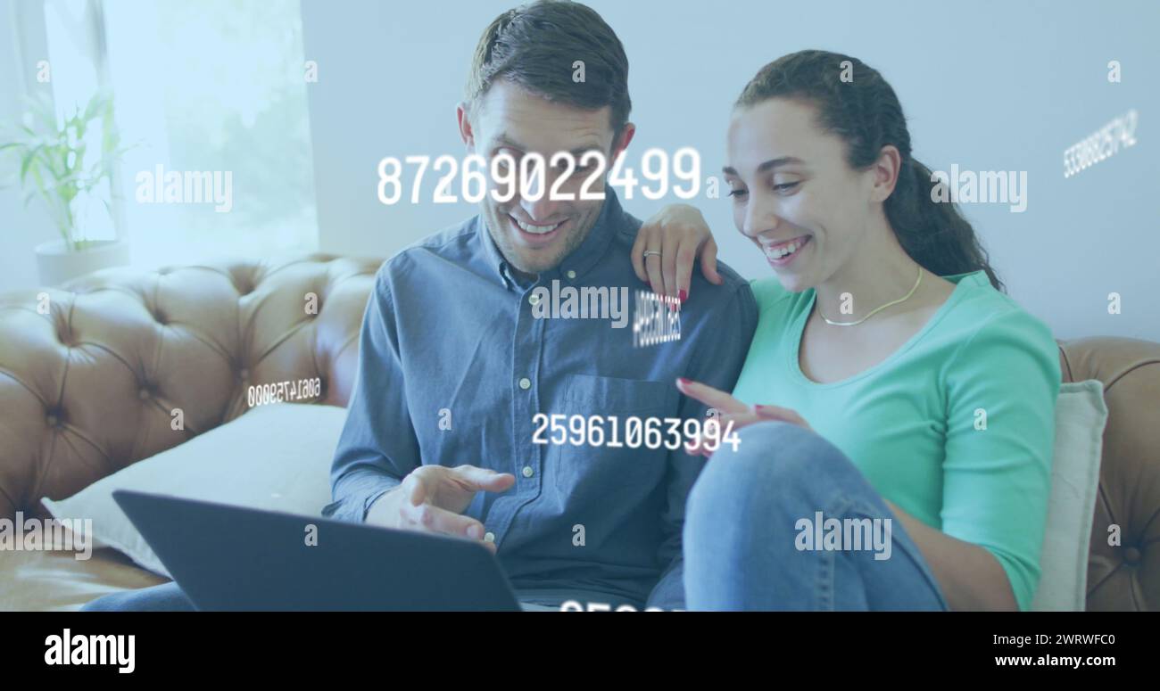 Ein junges kaukasisches Paar redet und bezahlt seine Rechnungen mit einem Laptop, Hausleben und Responsibil Stockfoto