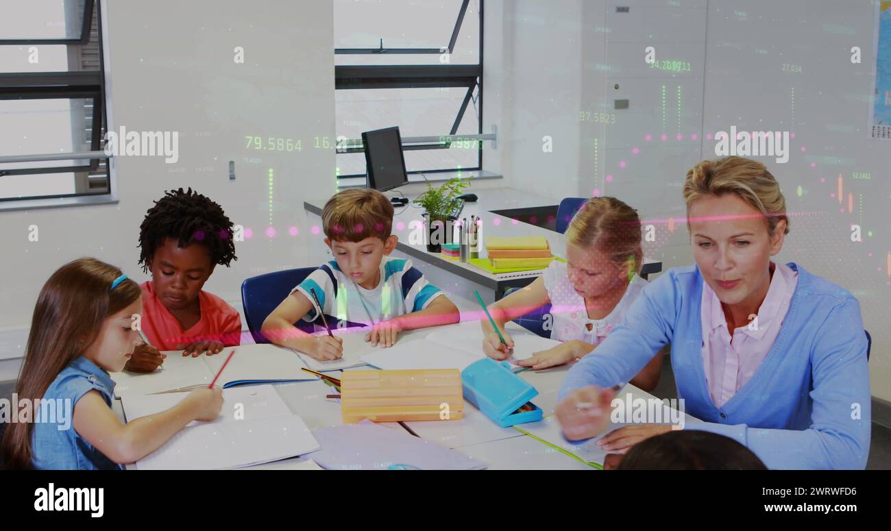 Bild der Datenverarbeitung über kaukasische Lehrerin mit verschiedenen Schulkindern Stockfoto