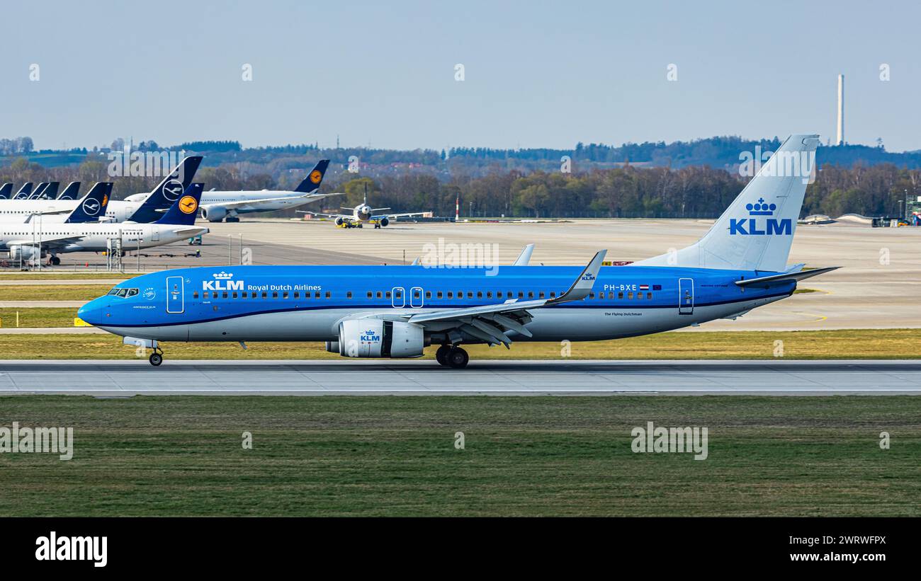 Eine Boeing 737-8K2 von KLM Royal Dutch Airlines landet auf der Südbahn des Flughafens München. Immatrikulation PH-BXE. (München, Deutschland, 06.04.20 Stockfoto
