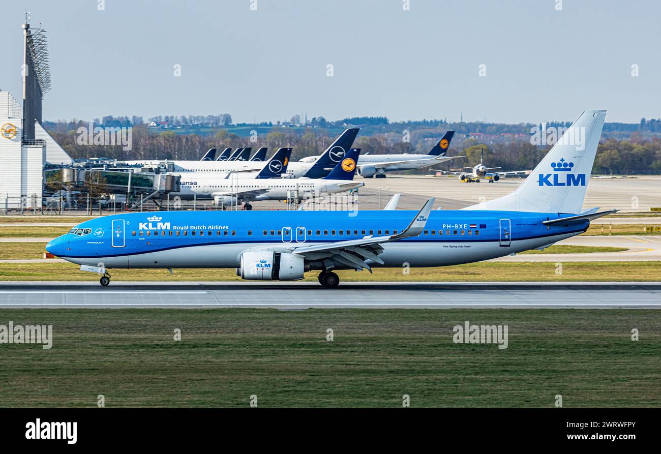 Eine Boeing 737-8K2 von KLM Royal Dutch Airlines landet auf der Südbahn des Flughafens München. Immatrikulation PH-BXE. (München, Deutschland, 06.04.20 Stockfoto
