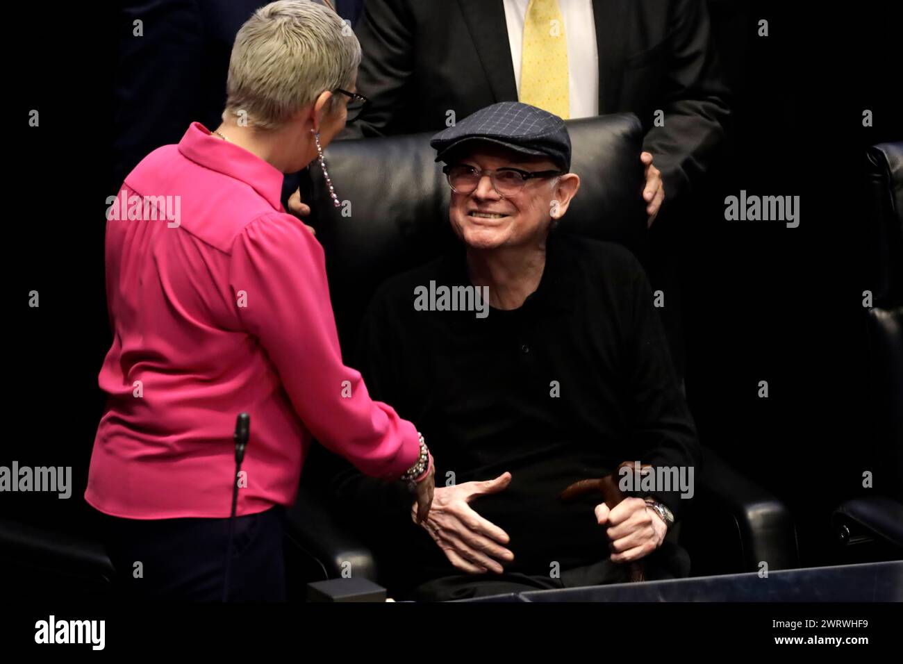 Mexiko-Stadt, Mexiko. März 2024. Der Dichter Francisco Hernandez erhält am 13. März 2024 den „Rosario Castellanos“ Literaturverdienstpreis im mexikanischen Senat in Mexiko-Stadt. (Foto: Luis Barron/Eyepix Group) Credit: NurPhoto SRL/Alamy Live News Stockfoto