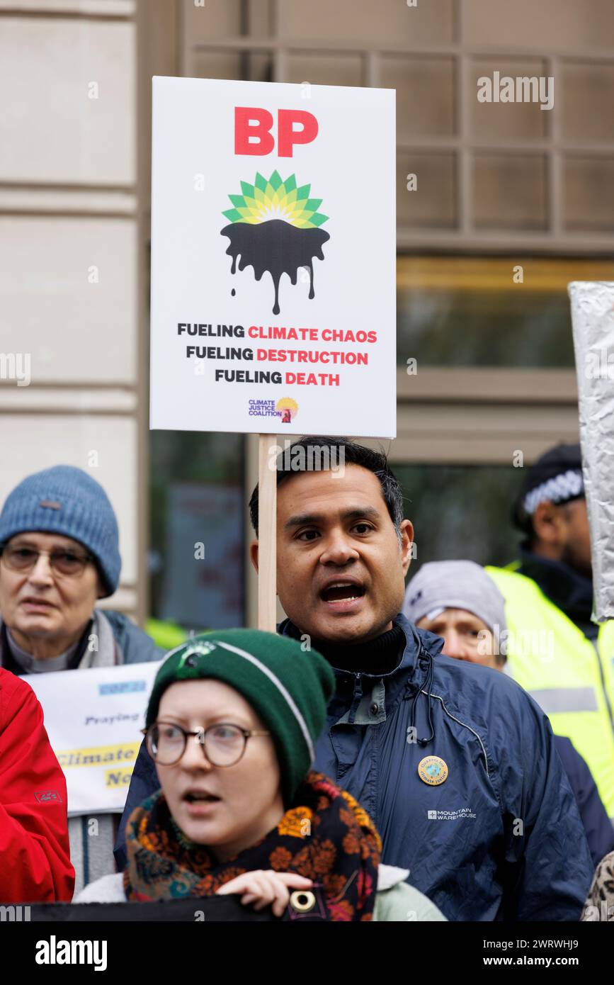 Dezember 2023. St James Square, London, Großbritannien. Klimagerechtigkeitskoalition protestiert vor BP-Büros. Stockfoto