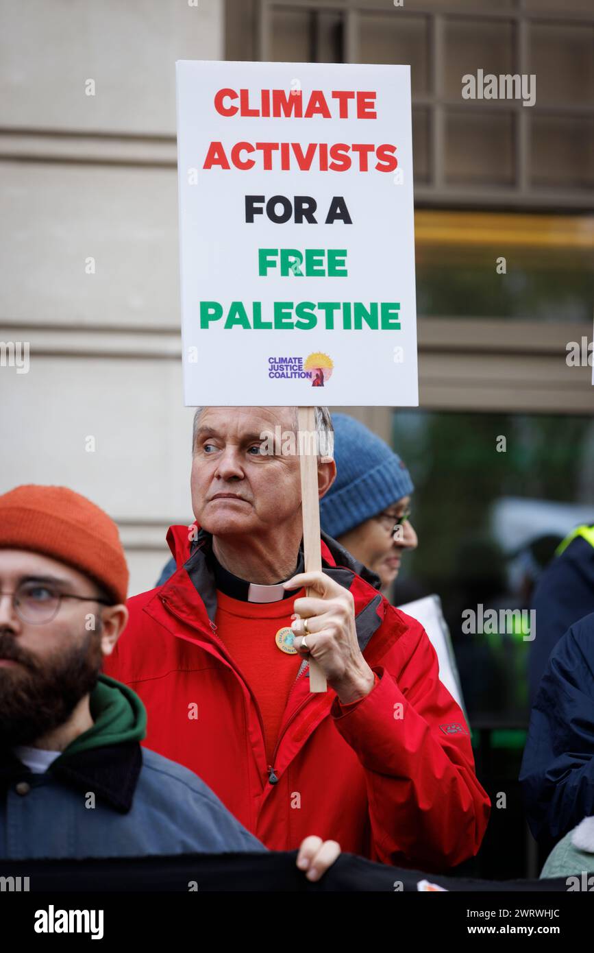 Dezember 2023. St James Square, London, Großbritannien. Klimagerechtigkeitskoalition protestiert vor BP-Büros. Stockfoto