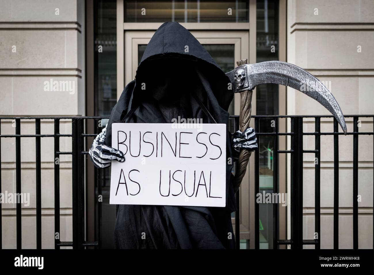 Dezember 2023. St James Square, London, Großbritannien. „Business as usual“. Klimagerechtigkeitskoalition protestiert vor BP-Büros. Stockfoto